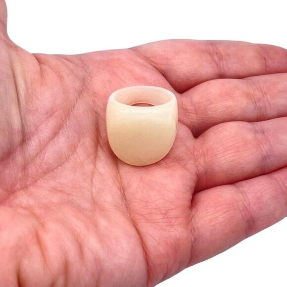 Cream with Yellow Gold Iridescent Glitter Acrylic Oval Chunky Ring Size 7 - Picture 7 of 8